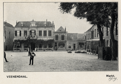 14733 Gezicht op de Markt met bebouwing te Veenendaal; met op de achtergrond de voorgevel van het hotel De Roskam.